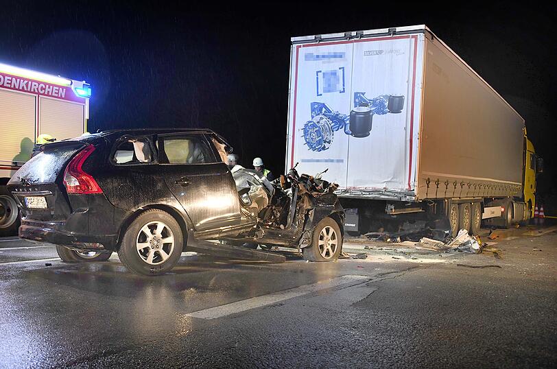 Ein 71-Jähriger ist in der Nacht auf Mittwoch mit seinem Volvo ungebremst in das Heck eines Sattelzuges gerast - er hatte keine Überlebenschance.