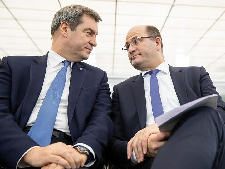 Markus Söder (CSU, l) und Albert Füracker (CSU). Foto: Daniel Karmann/dpa/Archivbild