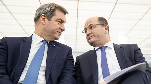 Markus Söder (CSU, l) und Albert Füracker (CSU). Foto: Daniel Karmann/dpa/Archivbild