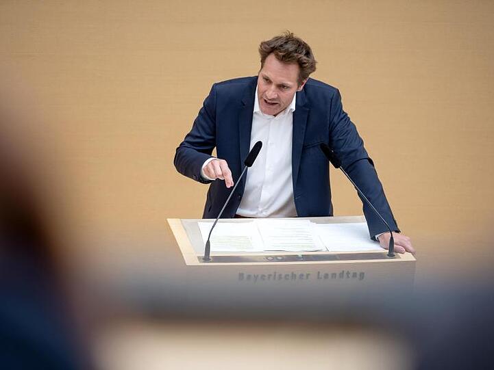 Ludwig Hartmann (Bündnis 90/Die Grünen) spricht bei einer Plenarsitzung im Landtag. Foto: Sina Schuldt/dpa/Archivbild