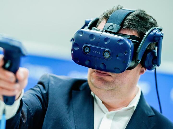 Hubertus Heil, Bundesminister für Arbeit und Soziales, probiert bei seinem Besuch des Chemiekonzerns BASF die Funktionsweise einer Virtual-Reality-Brille aus. Der Arbeitsminister ist auf Sommerreise.