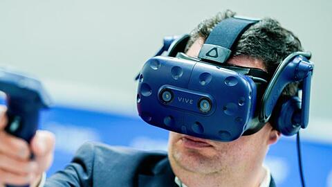 Hubertus Heil, Bundesminister für Arbeit und Soziales, probiert bei seinem Besuch des Chemiekonzerns BASF die Funktionsweise einer Virtual-Reality-Brille aus. Der Arbeitsminister ist auf Sommerreise.