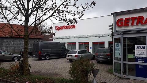 Die Sparkassen-Filiale beim Real-Markt ist in der Nacht zum Mittwoch Ziel von Einbrechern geworden. Ob die Täter etwas erbeuten konnten, ist noch unklar.