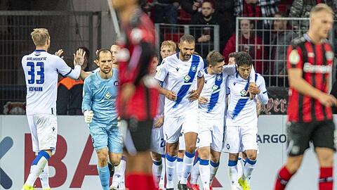 Bayer Leverkusen musste sich daheim Zweitligist Karlsruher SC geschlagen geben.