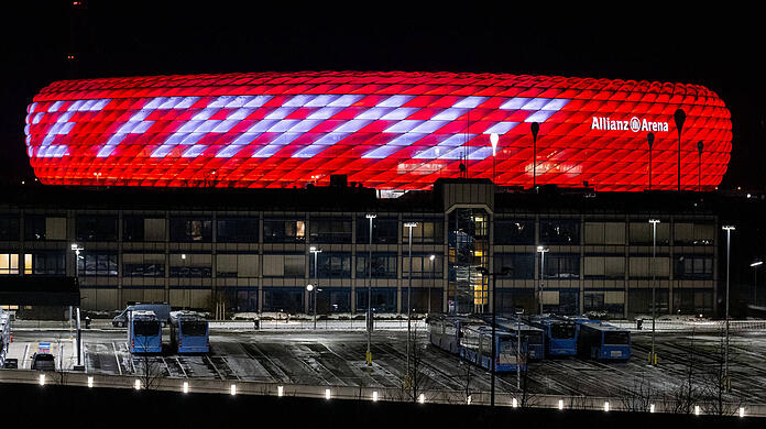 Zu Ehren von Franz Beckenbauer wird die Allianz Arena in den nächsten Tagen mit dem Schriftzug "Danke Franz" beleuchtet.