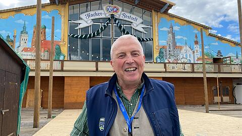 Gerd Laumer (72) ist während der Wiesn einer der drei Geschäftsleiter im Hacker-Festzelt. Ende August, als dieses Foto entsteht, sind die Aufbauarbeiten noch im Gange. 
Im restlichen Jahr führt Laumer Touristen als Stadtführer an Münchens schönste Flecken und erzählt Geschichten. Auch für die berühmte Nachtwächtertour oder die Schmankerltour am Viktualienmarkt.