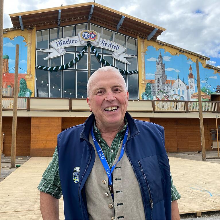 Gerd Laumer (72) ist während der Wiesn einer der drei Geschäftsleiter im Hacker-Festzelt. Ende August, als dieses Foto entsteht, sind die Aufbauarbeiten noch im Gange. 
Im restlichen Jahr führt Laumer Touristen als Stadtführer an Münchens schönste Flecken und erzählt Geschichten. Auch für die berühmte Nachtwächtertour oder die Schmankerltour am Viktualienmarkt.
