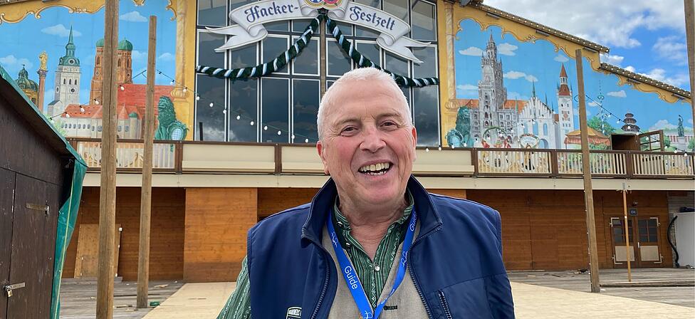 Gerd Laumer (72) ist während der Wiesn einer der drei Geschäftsleiter im Hacker-Festzelt. Ende August, als dieses Foto entsteht, sind die Aufbauarbeiten noch im Gange. 
Im restlichen Jahr führt Laumer Touristen als Stadtführer an Münchens schönste Flecken und erzählt Geschichten. Auch für die berühmte Nachtwächtertour oder die Schmankerltour am Viktualienmarkt.