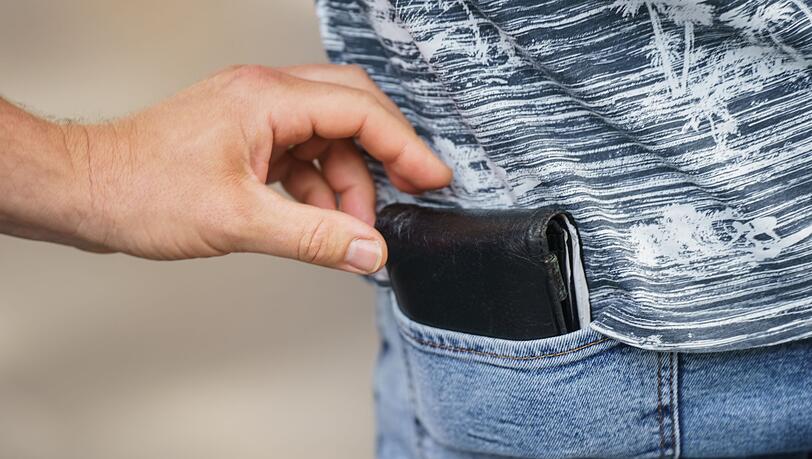 Ein Unbekannter hat einem Senior Geld aus dem Portemonnaie gestohlen. (Symbolbild)