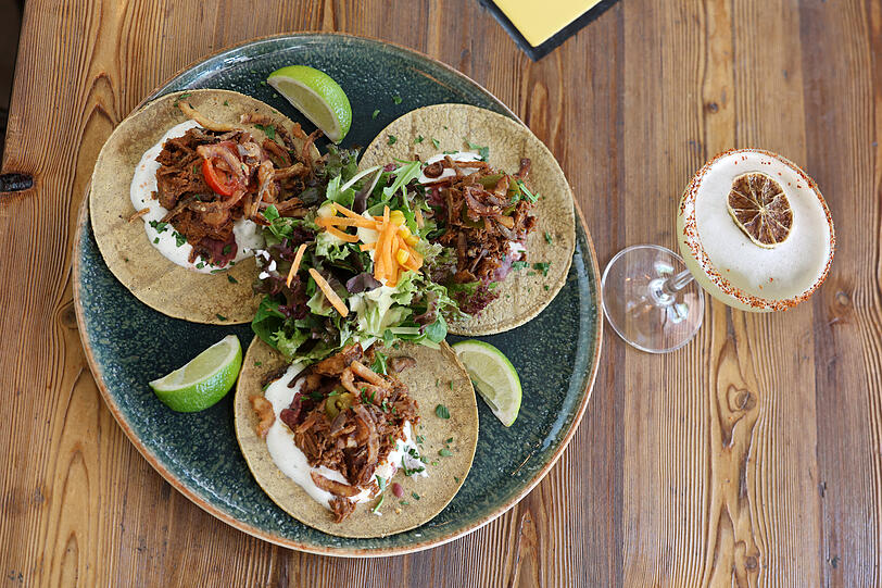 Auf der Karte des Fridas stehen etwa dreierlei Tacos mit „Pulled Chicken“ für 17 Euro. Auf der Karte des Fridas stehen etwa dreierlei Tacos mit „Pulled Chicken“ für 17 Euro.