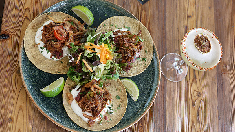 Auf der Karte des Fridas stehen etwa dreierlei Tacos mit „Pulled Chicken“ für 17 Euro. Auf der Karte des Fridas stehen etwa dreierlei Tacos mit „Pulled Chicken“ für 17 Euro.