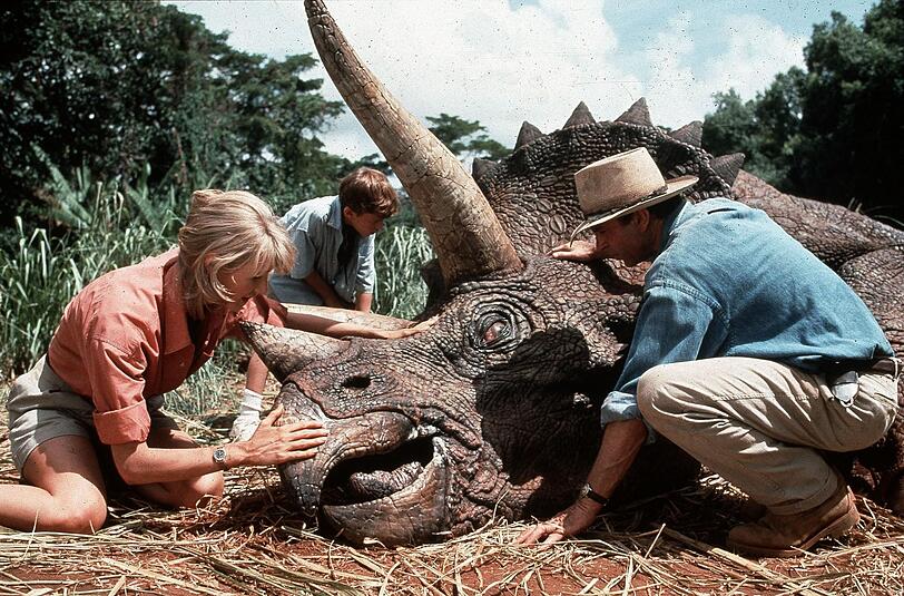 Dr. Sattler (Laura Dern) und Dr. Grant (Sam Neill) erleben die fantastische Welt des Dinoparks. Dr. Sattler (Laura Dern) und Dr. Grant (Sam Neill) erleben die fantastische Welt des Dinoparks.