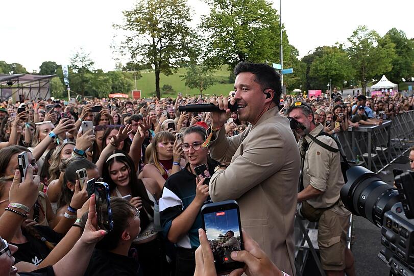 Nico Santos geht auf Tuchfühlung zu seinen Fans. Nico Santos geht auf Tuchfühlung zu seinen Fans.