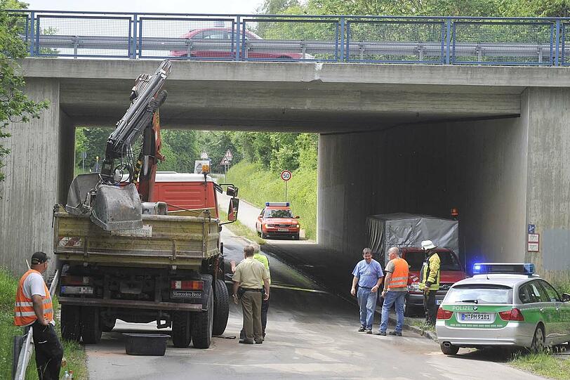 Der Fahrer hatte nach dem Beladen vergessen, den Kran seines Lkw einzufahren. Auf der Straße krachte der Kran gegen eine Brücke.