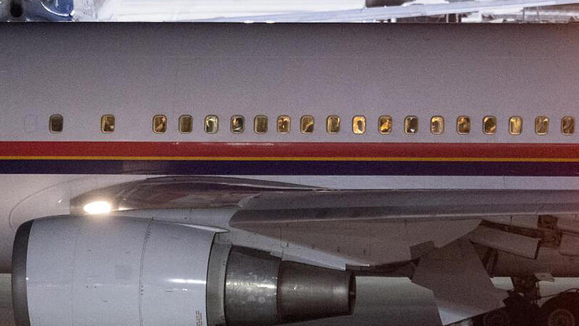 Das mit den abgelehnten Asylsuchenden besetzte Flugzeug rollt auf dem Münchner Flughafen.