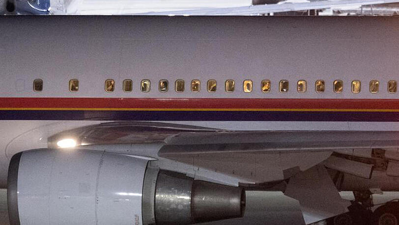 Das mit den abgelehnten Asylsuchenden besetzte Flugzeug rollt auf dem Münchner Flughafen. Das mit den abgelehnten Asylsuchenden besetzte Flugzeug rollt auf dem Münchner Flughafen.