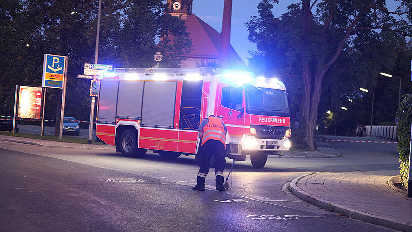 Der Pkw kam von der Straße ab und erfasste eine Familie auf dem Gehsteig. Zuvor wurde der Fahrer von einer Biene gestochen.
