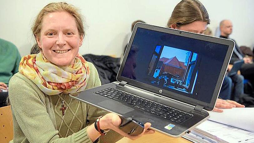 Claudia Schwarz mit PC-Foto aus dem Kloster.