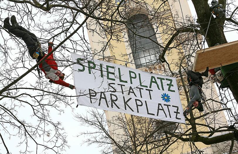 Im Februar hatten Aktivisten wochenlang alte Ahornbäume auf dem Josephsplatz besetzt: "Spielplatz statt Parkplatz", steht auf einem ihrer Plakate.