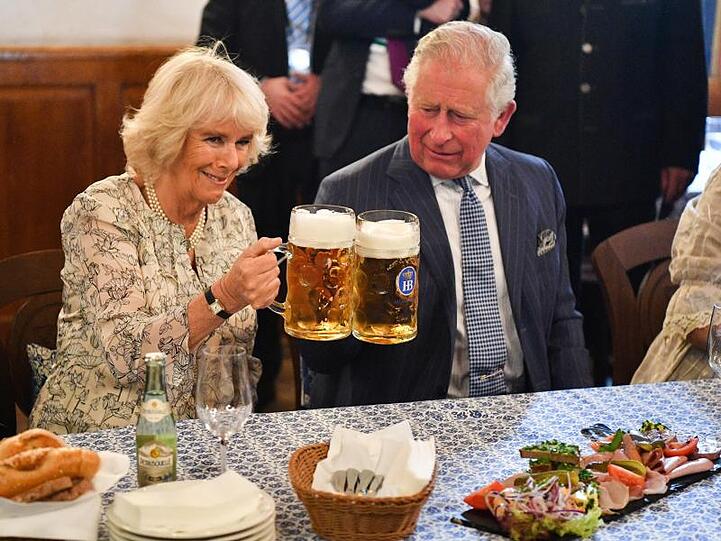 Zünftig: Der britische Thronfolger Prinz Charles und seine Ehefrau Camilla stoßen im Hofbräuhaus mit Maßkrügen an.