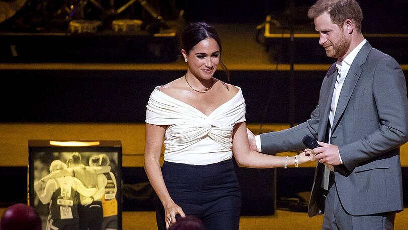 Herzogin Meghan kombinierte ihr schlichtes weißes Oberteil mit wertvollem Schmuck. Herzogin Meghan kombinierte ihr schlichtes weißes Oberteil mit wertvollem Schmuck.