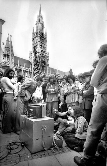 Kleiner Bildschirm, großes Interesse: WM 1974 am Marienplatz.