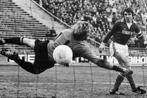 Eine der besten Torhüter seiner Zeiten: Ronnie Hellström, hier gegen Schalkes Klaus Fischer.