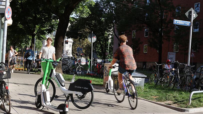 Liebherr-, Ecke Zweibrückenstraße: Ein Radlweg hinterm Grünstreifen, allerdings in Gegenrichtung. So bleibt der zugeparkte Gehweg für den Radler die einzige Lösung.