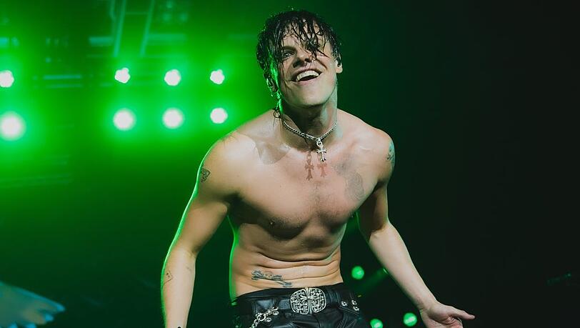 Yungblud während eines Konzerts in Hamburg.