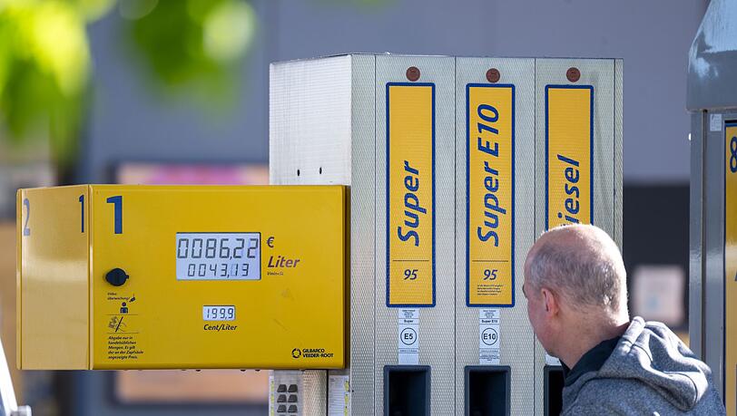 Knapp 17 Cent sank die Steuer auf Benzin und Diesel zum Maianfang. Komplett ist dies bisher nicht bei den Autofahrern angekommen.