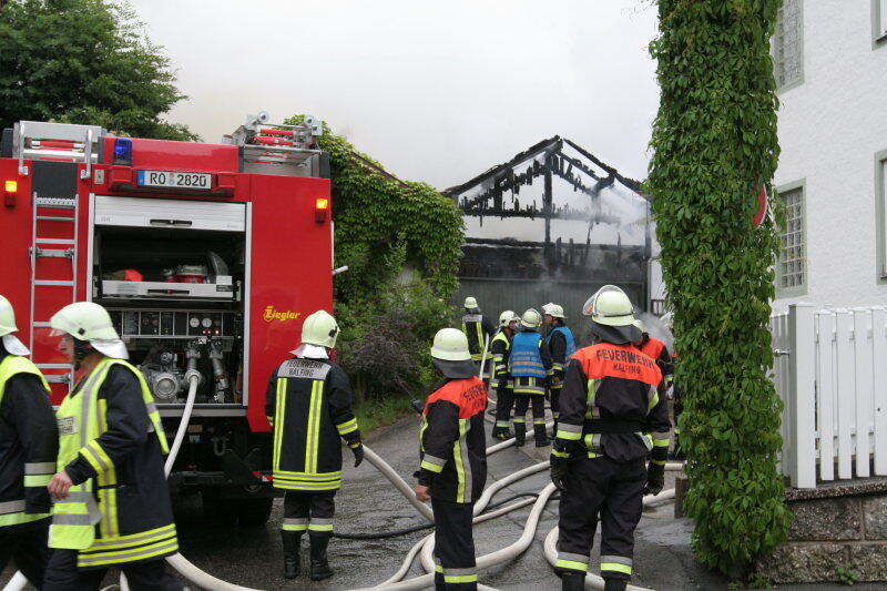 Am frühen Samstagmorgen brannte es in einem Landgasthof im Landkreis Rosenheim. Die Urlausbsgäste mussten in Sicherheit gebracht werden - verletzt wurde niemand.