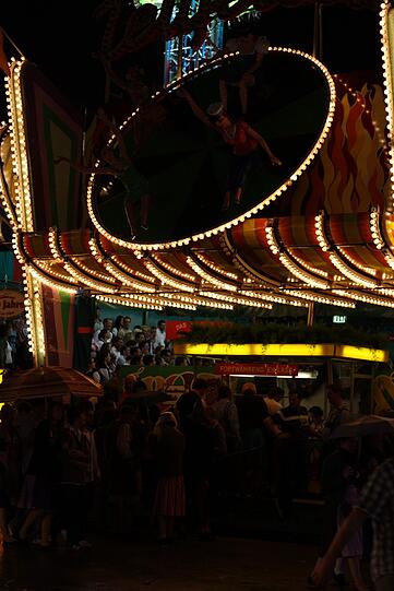 20:32 Uhr: Die Schlange vor dem Teufelsrad wird trotz der regenbedingten Abkühlung immer länger.