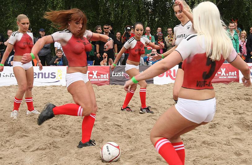 Ein heißes Duell: Deutschland gegen Dänemark. Scharfen Fußball zeigen die Pornostars beim "Sexy Soccer 2012".