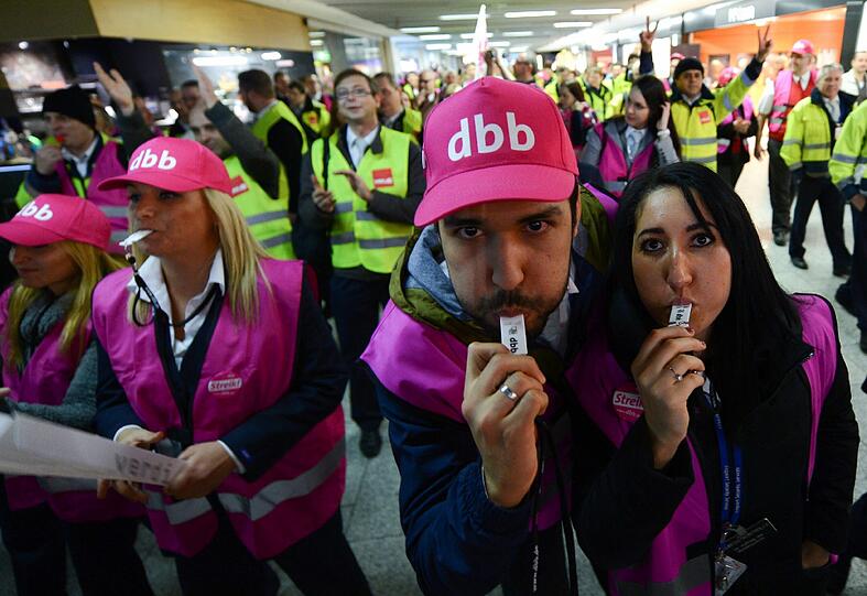Mit Trillerpfeifen fordern Sicherheitsmitarbeiter am Flughafen Frankfurt mehr Lohn.