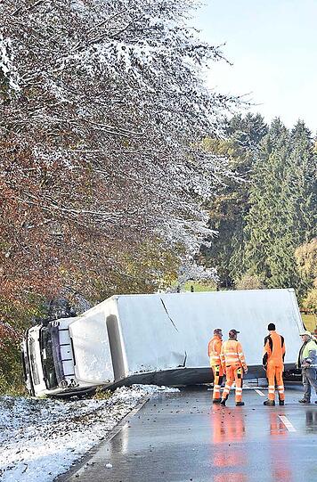 Der Post-Laster rutschte auf schneeglatter Fahrbahn von der Straße.