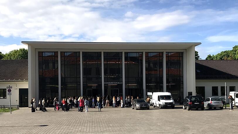 Am 15. Mai um 20 Uhr werden in der Alten Kongresshalle 100 bildhübsche Mädchen über den Catwalk laufen - eine von ihnen wird im September zur Schönen Münchnerin 2017 gekürt.