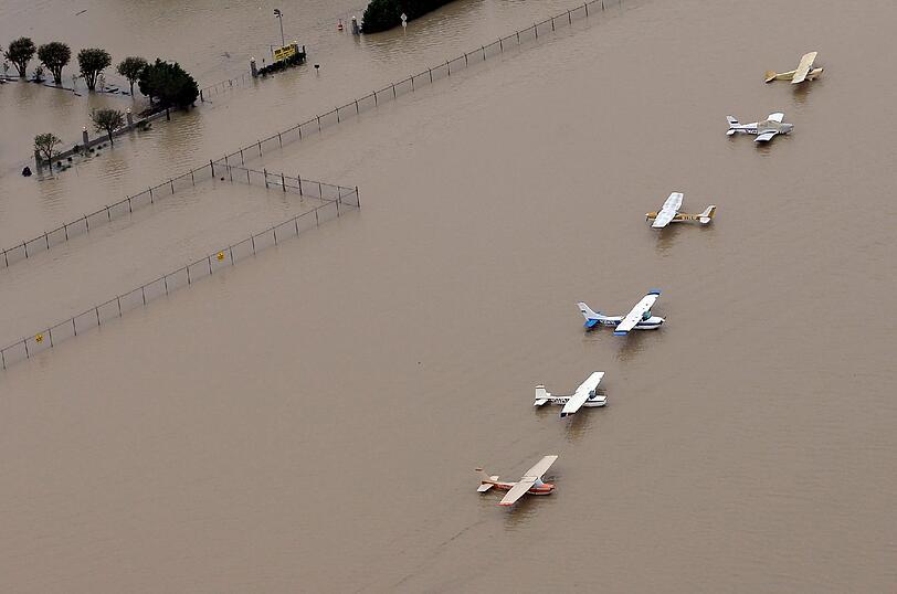 Mehrere Flugzeuge stehen in Houston auf einem überfluteten Flugplatz in der Nähe des Addicks Reservoir und Damms.