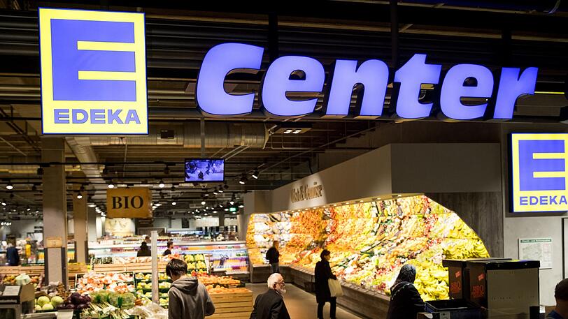 Hamburg: Kunden gehen durch die Edeka-Filiale in der Rindermarkthalle.