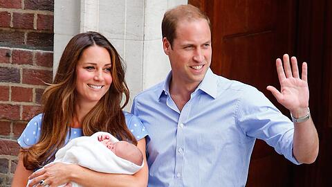 Juli 2013: Herzogin Catherine und Prinz William präsentieren Baby George der wartenden Menge vor dem Krankenhaus.