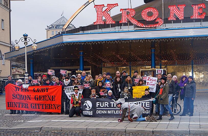 Die Tierschützer demonstrieren am Samstag vor dem Kronebau gegen Wildtierhaltung im Zirkus. (Archivbild)