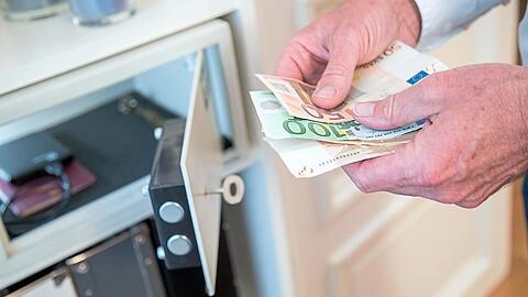 Wer Bargeld zu Hause sicher lagern will, sollte das in einem fest verankterten Tresor tun.