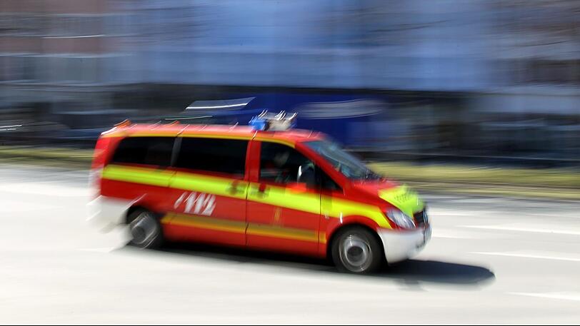 Ein Fahrzeug der Münchner Feuerwehr auf dem Weg zu einem Einsatz. (Symbolbild)