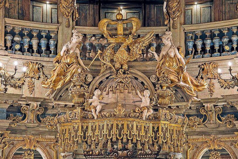 Der Baldachin der Fürstenloge mit allegorischen Darstellungen zeigt die Opulenz im Markgräflichen Opernhaus Bayreuth. Es wurde von 1746 bis 1750 unter Markgräfin Wilhelmine von Brandenburg und Bayreuth, der Schwester des Preußenkönigs Friedrich des Großen, errichtet. "Wilhelmine schuf sich in Bayreuth eine Scheinwelt von Kunst und Kultur, um ihre Langeweile zu überbrücken", heißt es im Buch "Theater in Bayern".