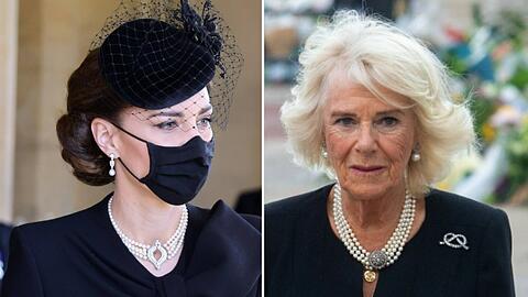 Königin Camilla und Prinzessin Kate (r.) - bei der Beerdigung von Prinz Philip 2021 - trauern mit Perlenschmuck.