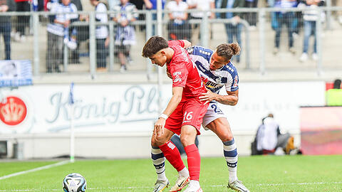 Hachings Aaron Keller im Hinspiel im Duell mit Duisburgs Rolf Feltscher.