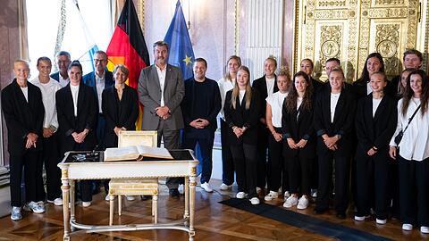Markus Söder hat die Fußballerinnen des FC Bayern empfangen