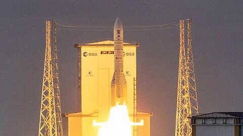 Hier startet die Ariane 6 in der schw&auml;cheren Version mit zwei Boostern, im Februar soll sie erstmals in der st&auml;rksten Version mit vier Boostern fliegen. (Archiv)