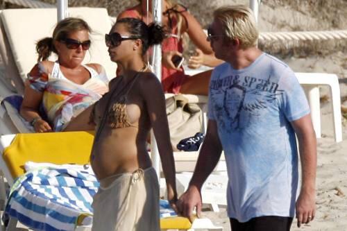 Im Februar gaben Boris Becker und seine Lilly bei &bdquo;Wetten dass. . ?&ldquo; ihre Hochzeitspläne bekannt. War sie damals schon schwanger? Zumindest sieht ihr derzeitiger Babybauch laut Experten danach aus.