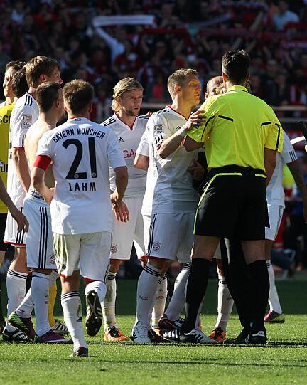 BASTIAN SCHWEINSTEIGER: Wurde ausgepfiffen nach der Vorgeschichte mit Pinola. Hatte viel zu diskutieren mit Schiedsrichter Kircher, nahm wenig Einfluss aufs Spiel. Mitunter schlimme Fehlpässe. Note 5