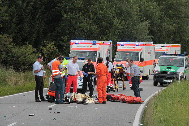 Bei dem Unfall wurde das Vorderrad des Motorrads einfach abgerissen: Bei Taufkirchen sind vier Menschen schwer verletzt worden. Die Bilder